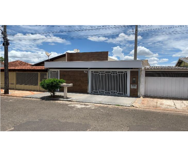 Casa com 126 m² em Garça - SP